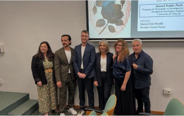 Manuel Roldán-Pardo, sus directores de tesis y los miembros del tribunal